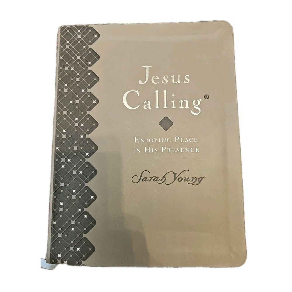 Jesus Calling by Sarah Young–Enjoying Peace in His Presence–LeatherSoft Edition